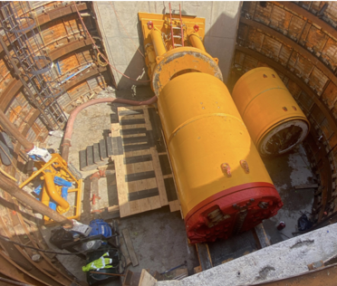 Tunnel equipment positioned in a construction shaft